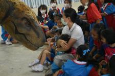 โรงเรียนเทศบาลวัดชุมพลคีรี และศูนย์การค้าโรบินสันไลฟ์สไตล์แม่สอด ร่วมจัดกิจกรรมไดโนเสาร์ออนทัวร์ (Dinosaur on Tour)