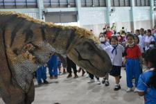 โรงเรียนเทศบาลวัดชุมพลคีรี และศูนย์การค้าโรบินสันไลฟ์สไตล์แม่สอด ร่วมจัดกิจกรรมไดโนเสาร์ออนทัวร์ (Dinosaur on Tour)
