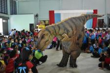 โรงเรียนเทศบาลวัดชุมพลคีรี และศูนย์การค้าโรบินสันไลฟ์สไตล์แม่สอด ร่วมจัดกิจกรรมไดโนเสาร์ออนทัวร์ (Dinosaur on Tour)