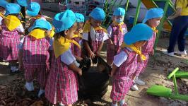 ศูนย์พัฒนาเด็กเล็กโรงเรียนเทศบาลวัดดอนแก้ว จัดกิจกรรมหนูน้อยจิตอาสา เนื่องจากวันดินโลก ประจำปี 2565