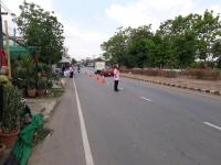 กองสวัสดิการสังคมร่วมกับงานป้องกันและบรรเทาสาธารณภัย และประธานชุมชน ลงพื้นที่ตั้งด่านตรวจ คัดกรอง