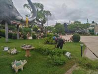 กองช่างเทศบาลนครแม่สอดปรับภูมิทัศน์หน้าป้ายรัชกาลที่10