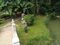 กองช่างเทศบาลนครแม่สอดปรับภูมิทัศน์หน้าป้ายรัชกาลที่10