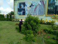 กองช่างเทศบาลนครแม่สอดปรับภูมิทัศน์หน้าป้ายรัชกาลที่10