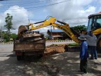 กองช่างปรับปรุงทางเท้าปากทางเข้าซอยร่วมใจ