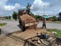 กองช่างปรับปรุงทางเท้าปากทางเข้าซอยร่วมใจ