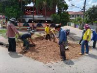 กองช่างปรับปรุงทางเท้าปากทางเข้าซอยร่วมใจ