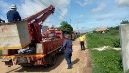 นายกุล เครือวีระ รองนายกเทศมนตรีนครแม่สอด ปฏิบัติราชการแทนนายกเทศมนตรีนครแม่สอด ลงพื้นที่ตรวจสอบการทำงานของงานไฟฟ้าสาธารณะฯ