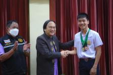 โรงเรียนกีฬาเทศบาลนครแม่สอดเข้ารับรางวัลและรับโอวาทจากนายเทศมนตรีนครแม่สอด ในการแข่งขันกีฬาเยาวชนแห่งชาติ ภาค 5 ครั้งที่ 38 “พิจิตรเกมส์”