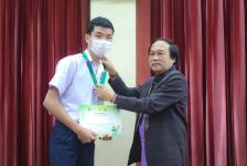 โรงเรียนกีฬาเทศบาลนครแม่สอดเข้ารับรางวัลและรับโอวาทจากนายเทศมนตรีนครแม่สอด ในการแข่งขันกีฬาเยาวชนแห่งชาติ ภาค 5 ครั้งที่ 38 “พิจิตรเกมส์”