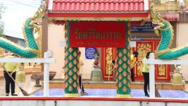 เทศบาลแม่สอดพ่นยาฆ่าเชื้อวัดตรีรัตนารามต้านภัยโควิด-19