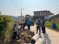 ท่านนายกเทศมนตรีเทศบาลนครแม่สอดว่าที่ร้อยตรีประเสริฐ  ปวงละครได้มอบหมายให้นายไกรสร  กิจการ รองนายกเทศมนตรีเทศบาลนครแม่สอดลงพื้นที่งานวางท่อระบายน้ำถนนเข้าหมู่บ้าน ส.ศิริพัฒน์ เพื่อระบายน้ำท่วมบ้านประชาชนและป้องกันอุบัติเหตุรถตกร่องน้ำของประชาชน