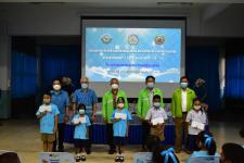 พิธีมอบทุนการศึกษา ค่าปัจจัยพื้นฐานสำหรับนักเรียนยากจนโรงเรียนเทศบาลวัดชุมพลคีรี