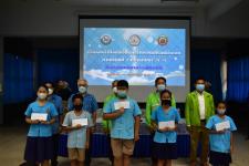 พิธีมอบทุนการศึกษา ค่าปัจจัยพื้นฐานสำหรับนักเรียนยากจนโรงเรียนเทศบาลวัดชุมพลคีรี