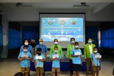 พิธีมอบทุนการศึกษา ค่าปัจจัยพื้นฐานสำหรับนักเรียนยากจนโรงเรียนเทศบาลวัดชุมพลคีรี