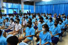 พิธีมอบทุนการศึกษา ค่าปัจจัยพื้นฐานสำหรับนักเรียนยากจนโรงเรียนเทศบาลวัดชุมพลคีรี