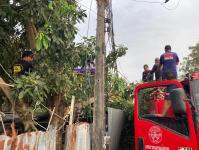 ดับเพลิงนครแม่สอด ออกตัดต้นไม้ล้มทับบ้านเรือนประชาชน ชุมชนบัวคูณ