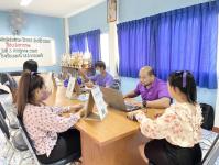 เจ้าหน้าที่คลินิกชุมชนอบอุ่นเทศบาลนครแม่สอด ออกให้บริการพิสูจน์ตัวตน Digital ID ในแอปหมอพร้อม ให้กับบุคลากรครูในโรงเรียนสังกัดเทศบาลนครแม่สอด