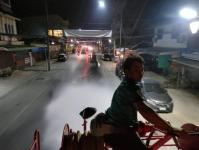 ดับเพลิงนครแม่สอด ออกฉีดล้างถนน เพื่อลดฝุ่น pm2.5 จุดถนนอินทรคีรี