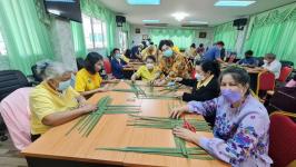 ชมรมผู้สูงอายุเทศบาลนครแม่สอด จัดกิจกรรมโครงการผู้สูงวัยนครแม่สอดร่วมสืบสานจากจักสาน (ใบมะพร้าว) ประจำปี 2566