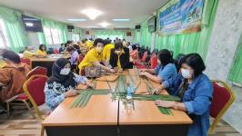 ชมรมผู้สูงอายุเทศบาลนครแม่สอด จัดกิจกรรมโครงการผู้สูงวัยนครแม่สอดร่วมสืบสานจากจักสาน (ใบมะพร้าว) ประจำปี 2566