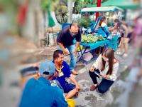 งานสังคมสงเคราะห์และงานเทศกิจร่วมลงพื้นที่ถนนคนเดินแม่สอด เพื่อตรวจเยี่ยมผู้แสดงความสามารถและสำรวจผู้กระทำการขอทาน