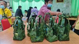 คุณอัมพร แสงราช ผู้สูงอายุชุมชนสองแคว1 ปราชญ์เรื่อง สานใบมะพร้าว และจัดทำตุง