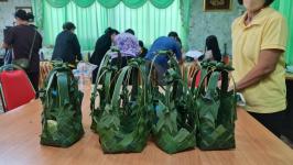 คุณอัมพร แสงราช ผู้สูงอายุชุมชนสองแคว1 ปราชญ์เรื่อง สานใบมะพร้าว และจัดทำตุง