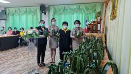 คุณอัมพร แสงราช ผู้สูงอายุชุมชนสองแคว1 ปราชญ์เรื่อง สานใบมะพร้าว และจัดทำตุง