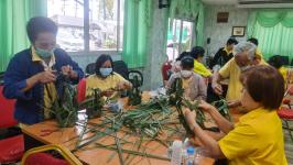 คุณอัมพร แสงราช ผู้สูงอายุชุมชนสองแคว1 ปราชญ์เรื่อง สานใบมะพร้าว และจัดทำตุง