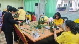 คุณอัมพร แสงราช ผู้สูงอายุชุมชนสองแคว1 ปราชญ์เรื่อง สานใบมะพร้าว และจัดทำตุง