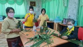 คุณอัมพร แสงราช ผู้สูงอายุชุมชนสองแคว1 ปราชญ์เรื่อง สานใบมะพร้าว และจัดทำตุง