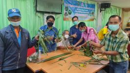 คุณอัมพร แสงราช ผู้สูงอายุชุมชนสองแคว1 ปราชญ์เรื่อง สานใบมะพร้าว และจัดทำตุง