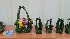 คุณอัมพร แสงราช ผู้สูงอายุชุมชนสองแคว1 ปราชญ์เรื่อง สานใบมะพร้าว และจัดทำตุง