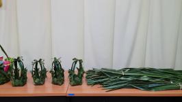 คุณอัมพร แสงราช ผู้สูงอายุชุมชนสองแคว1 ปราชญ์เรื่อง สานใบมะพร้าว และจัดทำตุง