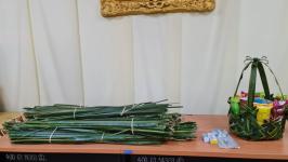 คุณอัมพร แสงราช ผู้สูงอายุชุมชนสองแคว1 ปราชญ์เรื่อง สานใบมะพร้าว และจัดทำตุง