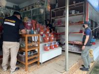 งานเทศกิจ นครแม่สอด ออกสำรวจร้านขายพลุ ประทัด สารเคมี เขตเทศบาลนครแม่สอด