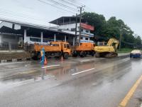 งานเทศกิจ ออกอำนวยความสะดวกการจราจร กรณีแก้ไขปัญหาน้ำท่วมขังบริเวณ ถนนสายเอเชีย ใกล้บขส.แหลมงอบ