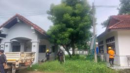ดับเพลิงนครแม่สอด ออกตัดต้นไม้ภายในบ้านพักโรงฆ่าสัตว์ เทศบาลนครแม่สอด