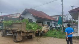 ดับเพลิงนครแม่สอด ออกตัดต้นไม้ภายในบ้านพักโรงฆ่าสัตว์ เทศบาลนครแม่สอด