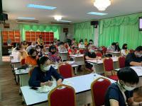 คุณกัญจน์ณัฏฐ์ หริรักษ์ ผู้อำนวยการกองสวัสดิการสังคม รักษาราชการแทน ปลัดเทศบาล เป็นประธานในการประชาสัมพันธ์เพื่อสร้างความเข้าใจในการชำระภาษีป้าย ภาษีที่ดิน และสิ่งปลูกสร้างแก่ผู้ประกอบการ