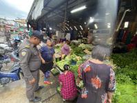 งานเทศกิจนครแม่สอด ออกตรวจความเรียบร้อยและจัดระเบียบตลาดเทศบาลนครแม่สอด 22 ส.ค.2566