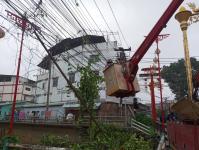ดับเพลิงนครแม่สอด ออกตัดเถาวัลย์พันสายไฟฟ้า บริเวณหน้าศาลเจ้าจีนแม่สอด