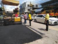 ดำเนินการโครงการปูยางแอสฟัลท์ติกคอนกรีต บริเวณถนนอิทรคีรีจากร้านเจ้าสัวถึงสะพานดำ