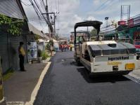 ดำเนินการโครงการปูยางแอสฟัลท์ติกคอนกรีต บริเวณถนนอิทรคีรีจากร้านเจ้าสัวถึงสะพานดำ