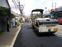 ดำเนินการโครงการปูยางแอสฟัลท์ติกคอนกรีต บริเวณถนนอิทรคีรีจากร้านเจ้าสัวถึงสะพานดำ