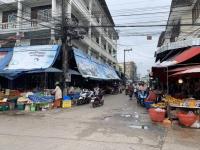 งานเทศกิจนครแม่สอด ออกะจัดระเบียบตลาดเทศบาลนครแม่สอดพร้อมอำนวยความสะดวกการจราจร กรณีกองช่างสุขาฯ ทำงาน 31 ส.ค.2566