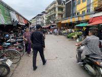 งานเทศกิจนครแม่สอด ออกะจัดระเบียบตลาดเทศบาลนครแม่สอดพร้อมอำนวยความสะดวกการจราจร กรณีกองช่างสุขาฯ ทำงาน 31 ส.ค.2566