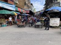 งานเทศกิจนครแม่สอด ออกะจัดระเบียบตลาดเทศบาลนครแม่สอดพร้อมอำนวยความสะดวกการจราจร กรณีกองช่างสุขาฯ ทำงาน 31 ส.ค.2566