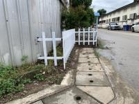 เทศกิจแม่สอด ออกตรวจสอบตามร้องเรื่อง กั้นรั้วออกมานอกถนนสาธารณะทำให้รถเข้าออกซอยยาก